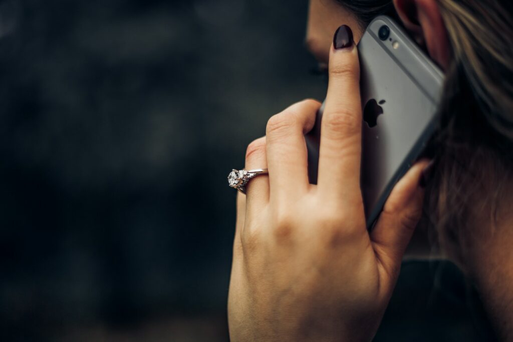 Frau mit einem Mobiltelefone am Ohr